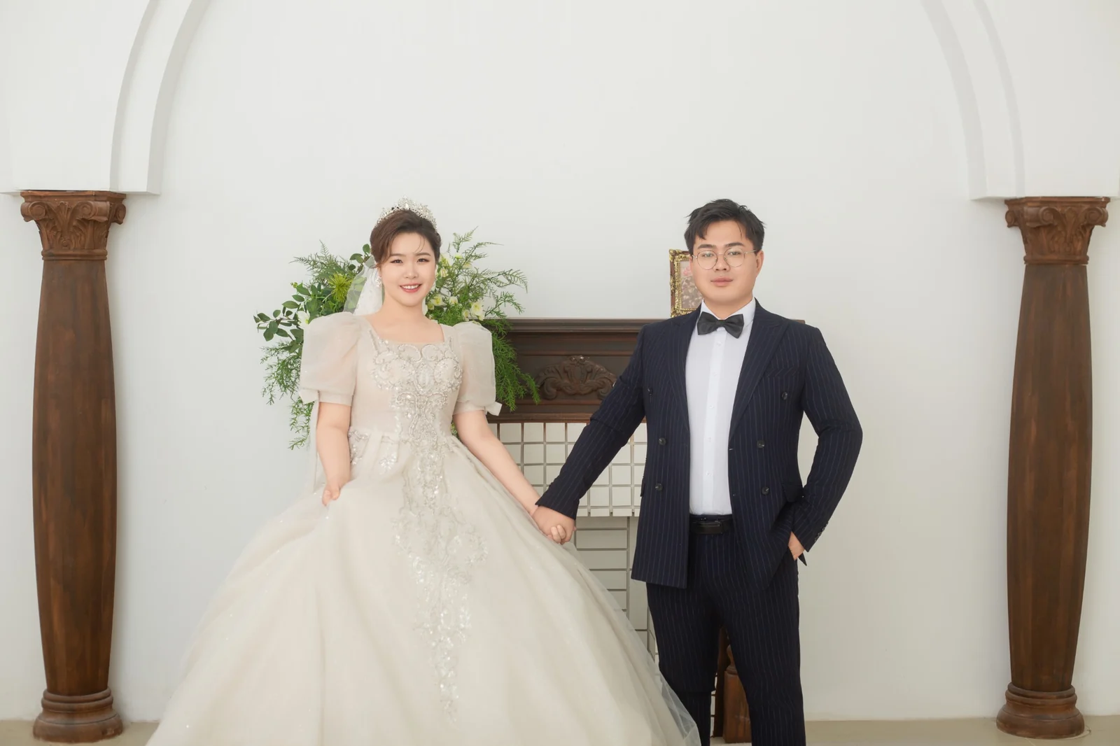 张龙庆与赵容萱牵手婚纱照